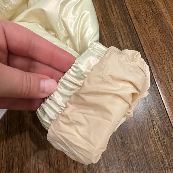 Levis Women's XL Shinny Ivory Puffer Jacket Sherpa
Lined Hooded Genuine Red Tab - Picture 10 of 13